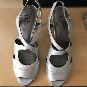 LIFESTRIDE sling-back heels in silver size 9M